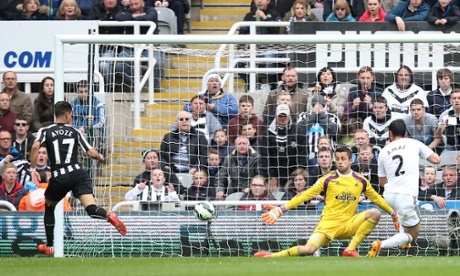 Pérez beats Fabianski in the Swansea goal.