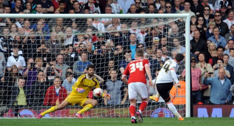 Fulham's Ross McCormack scores his 2nd penalty past Middlesbrough goal keeper, Dimitrios Konstantopoulos to put Fulham 3-1 up.