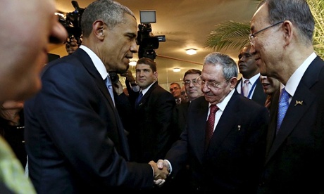 Barack Obama and Raúl Castro shake hands