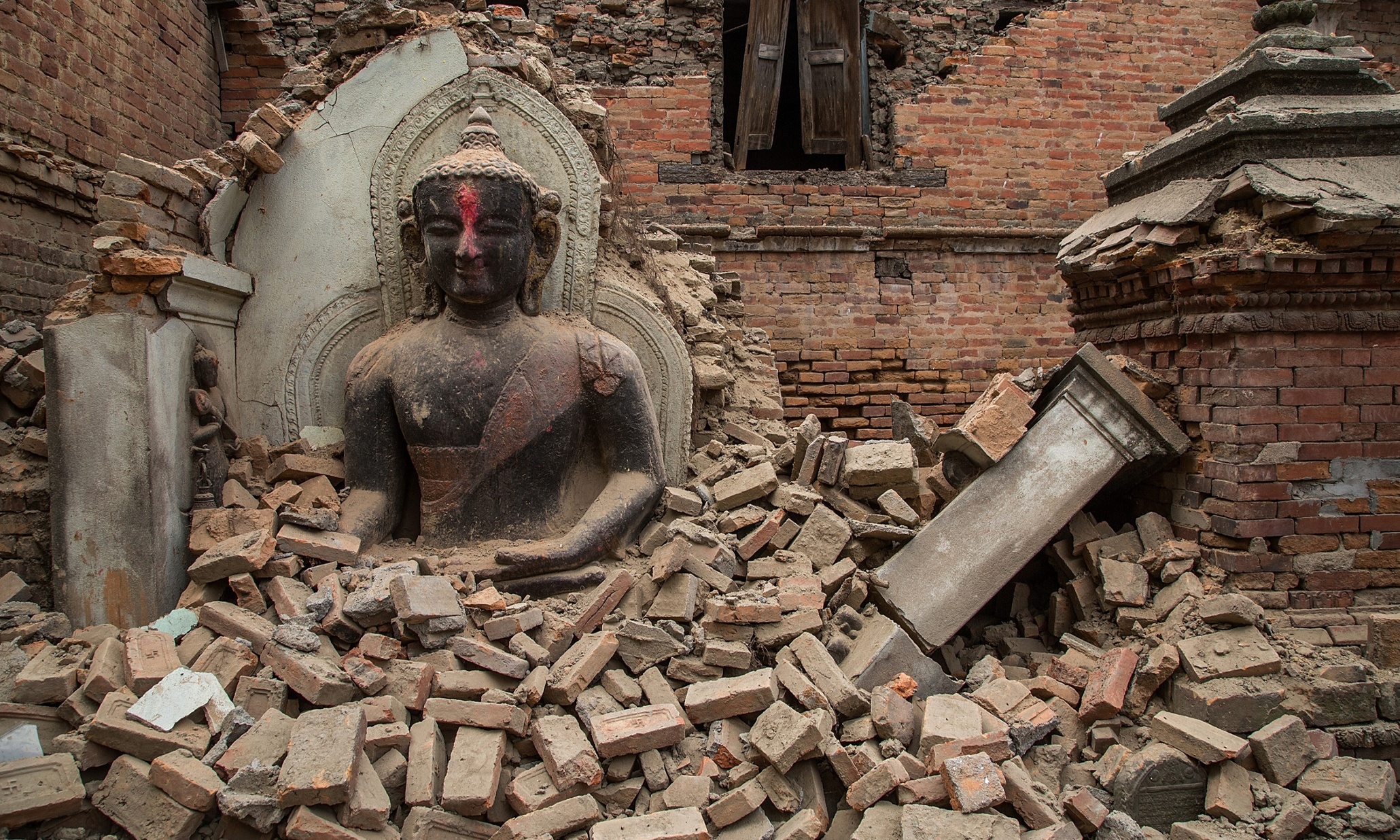 Nepal earthquake: rescue continues as death toll exceeds 2,500 – the day's updates