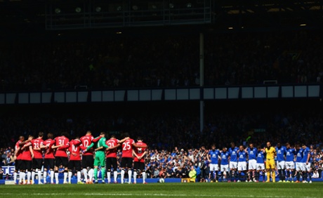 Everton and Manchester United players remember former Everton chairman Sir Philip Carter and mark the upcoming anniversary of the Bradford City fire disaster with a minutes silence.