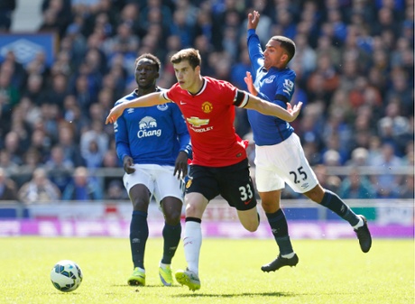 Paddy McNair stays ahead of Romelu Lukaku and Aaron Lennon.