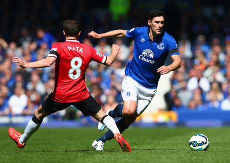 Gareth Barry evades Juan Mata