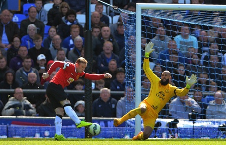 Wayne Rooney has a shot, goalkeeper Tim Howard has it covered.