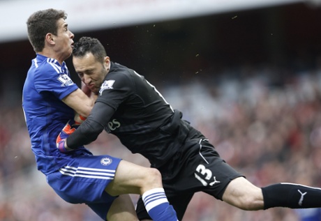 David Ospina collides with Oscar.