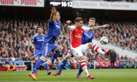 Olivier Giroud gets into Chelsea's 6 yard box.