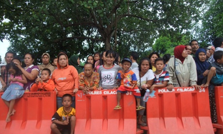 Locals gathering during the day near the crossing to the Nusa Kambangan Island.