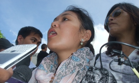 Angela Muxfeldt, cousin of Brazilian Rodrigo Gularte, talking to reporters.