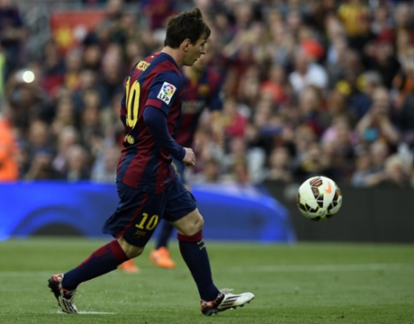 Lionel Messi scores from the spot