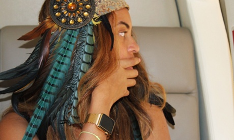Beyoncé with her gold Apple watch.
