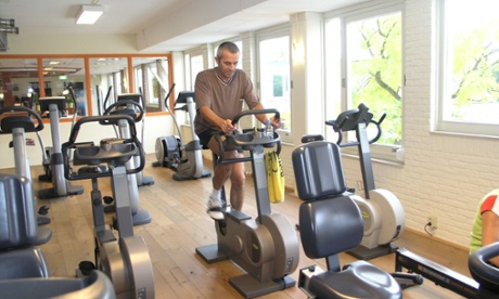 Man fitnesstraining in sports club