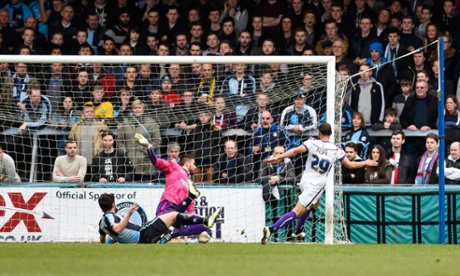 Kemar Roofe scores for Oxford United and they lead at Wycombe.