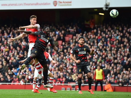 Arsenal's striker Olivier Giroud goes close.