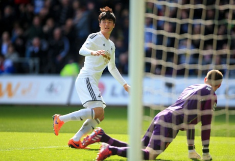 Swansea City's Ki Sung-Yueng wheels away in celebration after scoring his side's first goal.