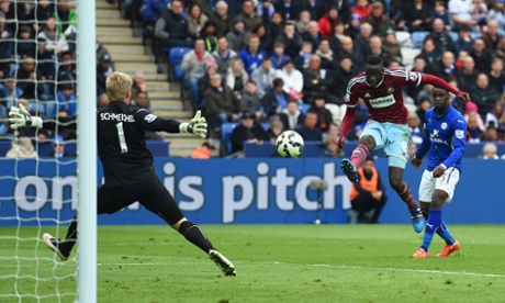 Cheikhou Kouyate thumps the ball past Kasper Schmeichel for West Ham's equaliser.