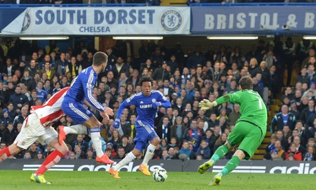 Eden Hazard rolls the ball to Loic Remy she he can put the ball into the back of the net.