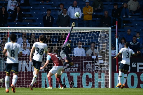 Michel Vorm tips a shot from Danny Ings.