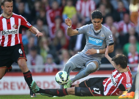 Santiago Vergini challenges Ayoze Perez.