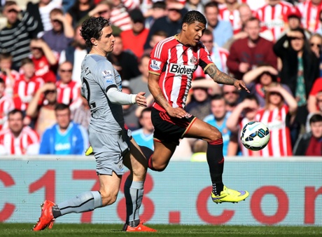 Patrick Van Aanholt vies for the ball with Daryl Janmaat.