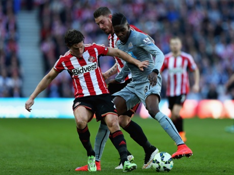 Billy Jones and Sammy Ameobi fight for the ball.