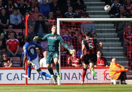 Clayton Donaldson chips the ball over an on-rushing Boruc to score for the Blues.