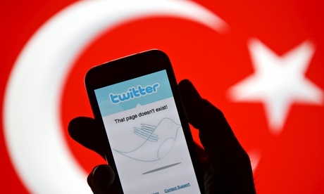 A Samsung Galaxy S4 displaying a Twitter error message in front of a Turkish national flag