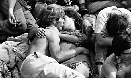 isle of wight couple kissing