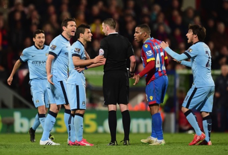 Sergio Aguero and Frank Lampard confront referee Michael Oliver.