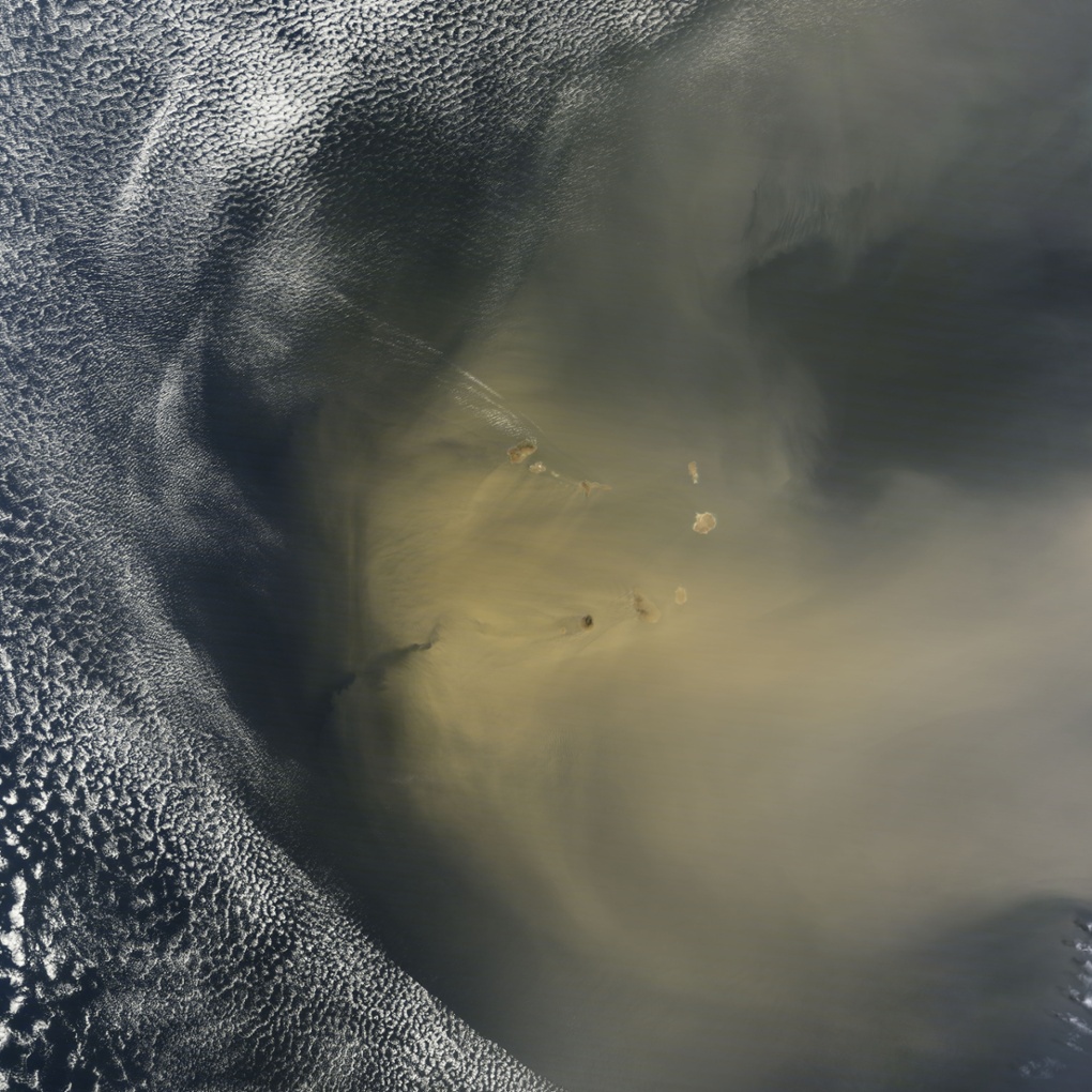 Thick Dust Plumes Obscure Africa’s Coast