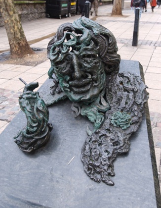 Maggi Hambling's A Conversation with Oscar Wilde