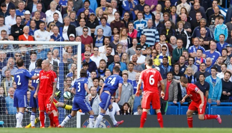 Steven Gerrard scores a goal to make it 1-1.