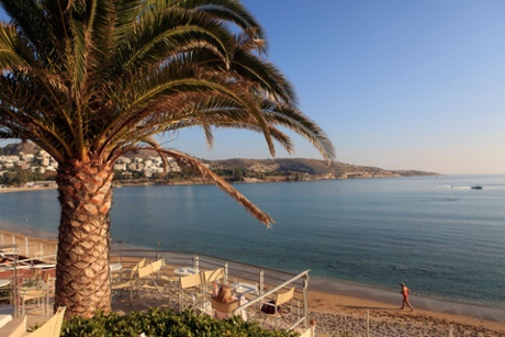 CB74HA greece athens vouliagmeni the beach in winterathensvouliagmenibeachresortmanjogginggreekgreecegreekathensvouliagmenivougliameniviewacrossbayresortbeachsuburbaegeancoastcoastlineemptydesertedpalmtreeoceanisokeanismanjoggingwintersandcoffeeshopcafekeepfitfitnessseaaegeanmiddleagedalongexercisetraining