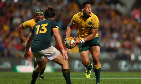 Israel Folau of the Wallabies passes