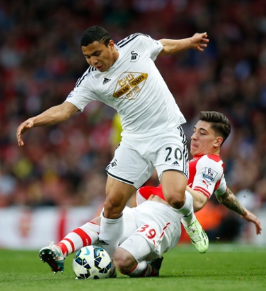 Hector Bellerin brings down Jefferson Montero.