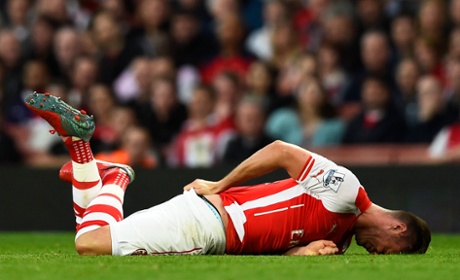 Giroud lies on the pitch.