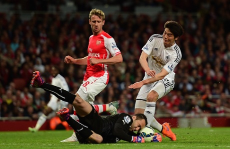 Monreal looks on as Ospina makes a save at the feet of Ki Sung-Yueng.