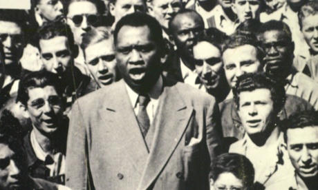 Paul Robeson singing with US shipyard workers.