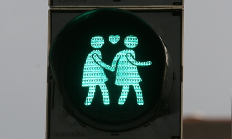 A street light with a same-gender pair in dowtown Vienna.