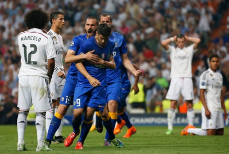 Alvaro Morata's Juventus team-mates do his celebrating for him.