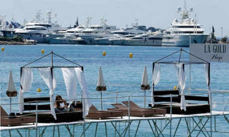 Tthe front pier at La Gold Plage beach with yachts in the background.