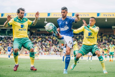 Kevin Bru brings the ball down.