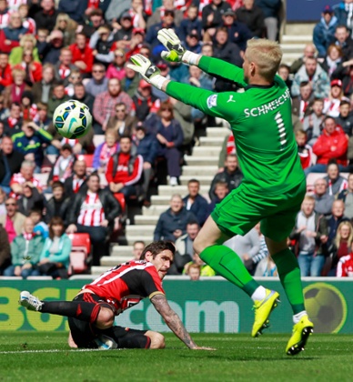 But Leicester keeper Kasper Schmeichel beats the ball away.