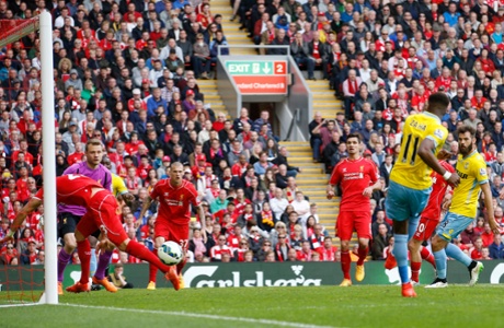 Wilfried Zaha scores the second goal for Crystal Palace