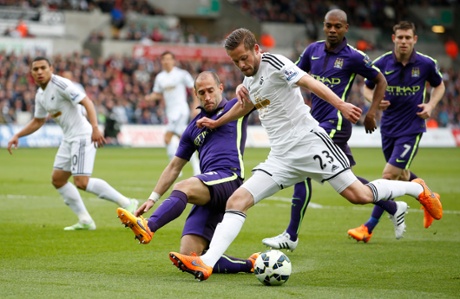 Gylfi Sigurdsson gets a croos in ahead of Pablo Zabaleta.
