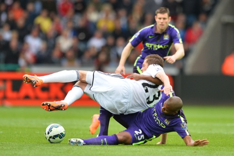 Fernandinho fouls Sigurdsson.
