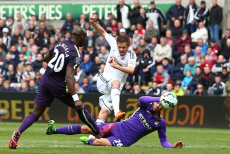 Gylfi Sigurdsson scores, lifting the ball over the challenge from Martin Demichelis.