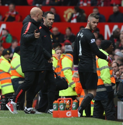 David de Gea leaves the pitch with an injury.