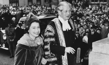 Queen Elizabeth II visits British Prime Minister Harold Macmillan (1894 - 1986), Chancellor of Oxford University, in Oxford, 4th November 1960. They are climbing the steps of the Clarendon Building. (Photo by Terry Disney/Central Press/Getty Images)diry queenobit17717|ClarendonBuilding|smiling|steps|twopeople|J164177205|men|women|outdoors|day|coat|ceremonialattire|BritishRoyalty|BritishPrimeMinister