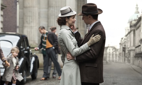 Claire with Frank in 1945 – Caitriona Balfe and Tobias Menzies