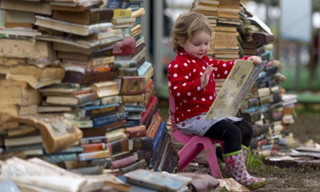 HAY-ON-WYE, WALES - MAY 28:  Maeve Magee, 3, reads a book during the Hay Festival on May 28, 2014 in Hay-on-Wye, Wales. The Hay Festival is an annual festival of literature and arts which began in 1988.  (Photo by Matthew Horwood/Getty Images)Human InterestLeisure ActivityLifestyles